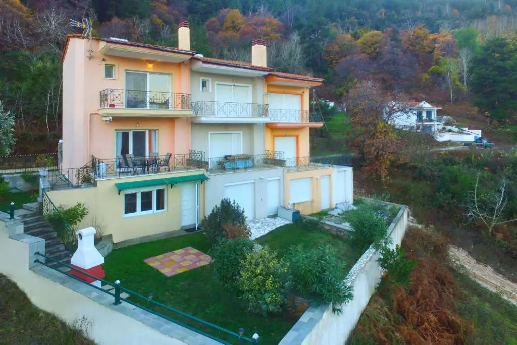 Front view of Hilltop Heaven complex